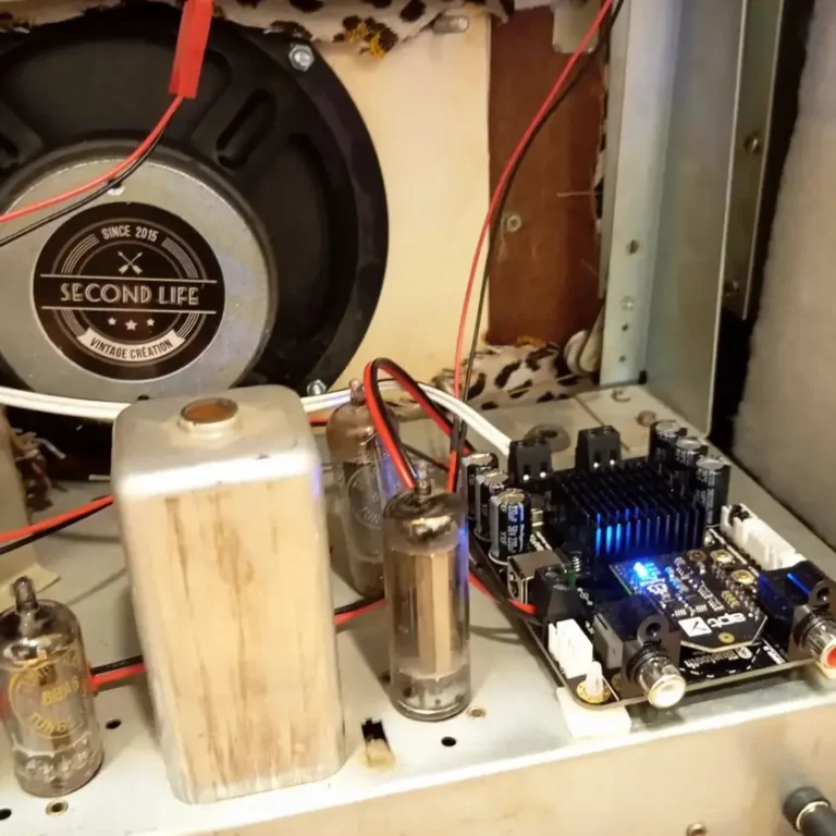 Intérieur d'un poste radio vintage où sont installé haut parleur "second life" et système bluetooth