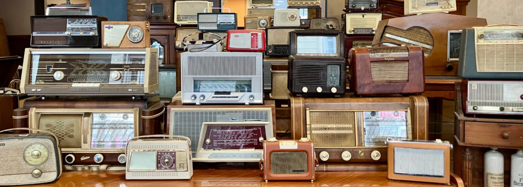 Collection de postes radio Vintage désormais équipé du système bluetooth disponibles chez Imago à Saint-Étienne